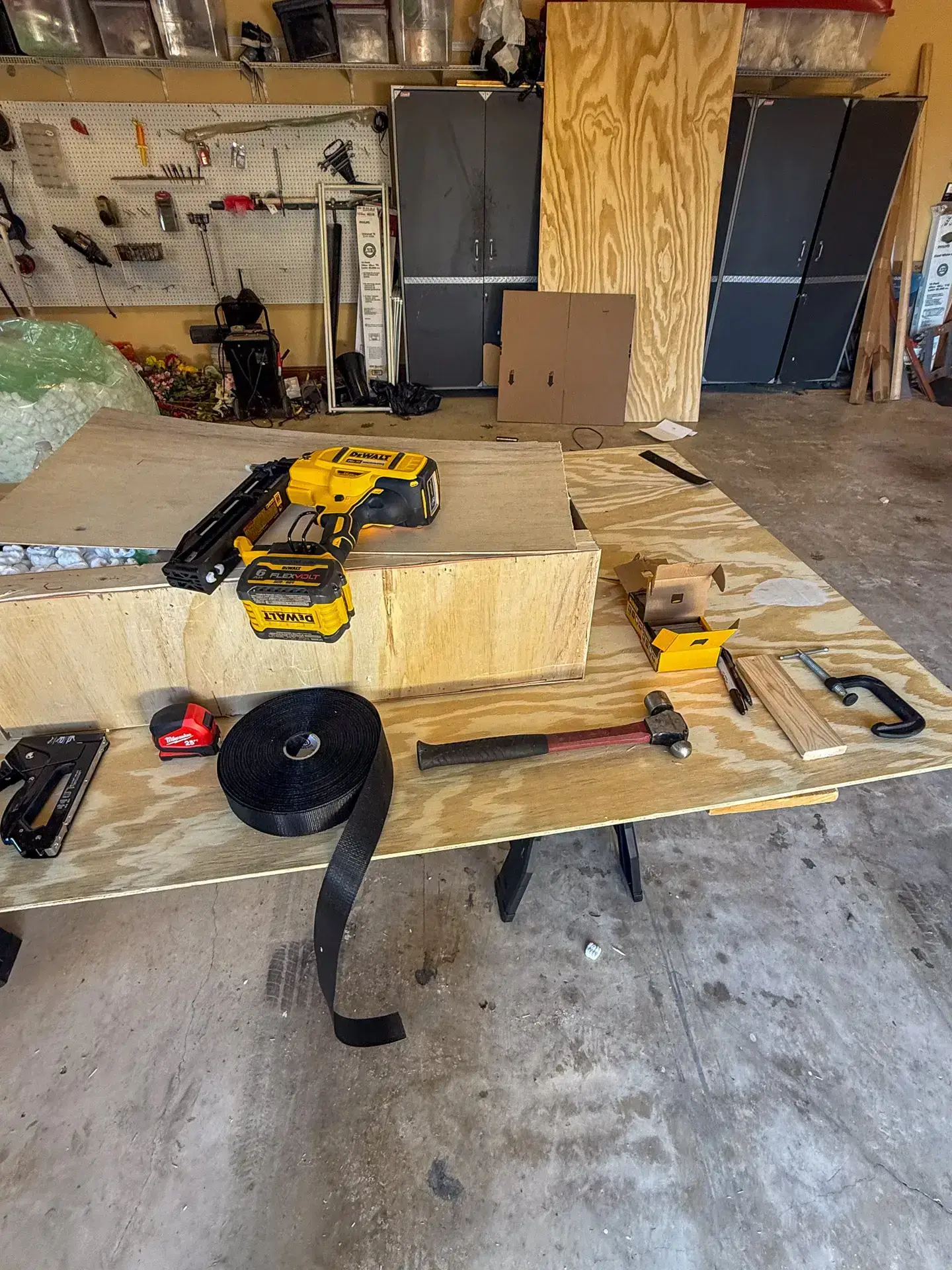 Workbench used for preparing moving materials
